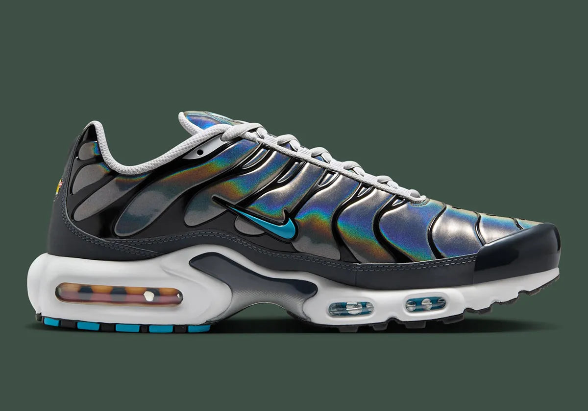 Nike Air Max Plus Iridescent noire avec tige aux reflets violet, bleu, vert et rose, cage noire et unités Air visibles vue de profil intérieur. 