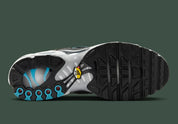 Nike Air Max Plus Iridescent noire avec tige aux reflets violet, bleu, vert et rose, cage noire et unités Air visibles vue du dessous. 
