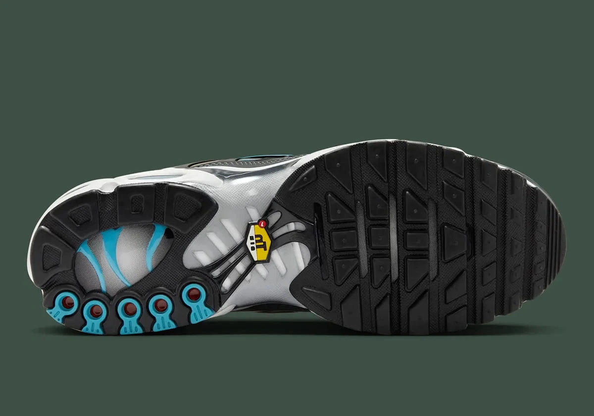 Nike Air Max Plus Iridescent noire avec tige aux reflets violet, bleu, vert et rose, cage noire et unités Air visibles vue du dessous. 