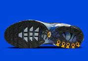 Nike Air Max Plus Kiss My Airs Metallic Silver, sneaker Nike TN argentée avec cage ondulée, détails Kiss My Airs et unités Tuned Air visibles.