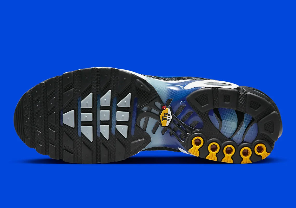 Nike Air Max Plus Kiss My Airs Metallic Silver, sneaker Nike TN argentée avec cage ondulée, détails Kiss My Airs et unités Tuned Air visibles.