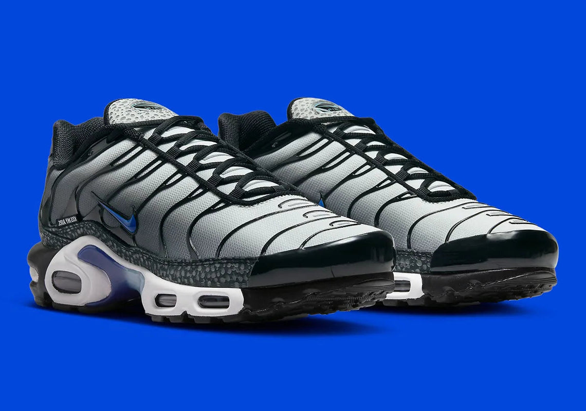 Nike Air Max Plus Kiss My Airs Metallic Silver, sneaker Nike TN argentée avec cage ondulée, détails Kiss My Airs et unités Tuned Air visibles.