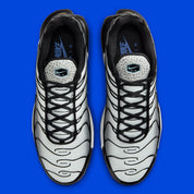 Nike Air Max Plus Kiss My Airs Metallic Silver, sneaker Nike TN argentée avec cage ondulée, détails Kiss My Airs et unités Tuned Air visibles.