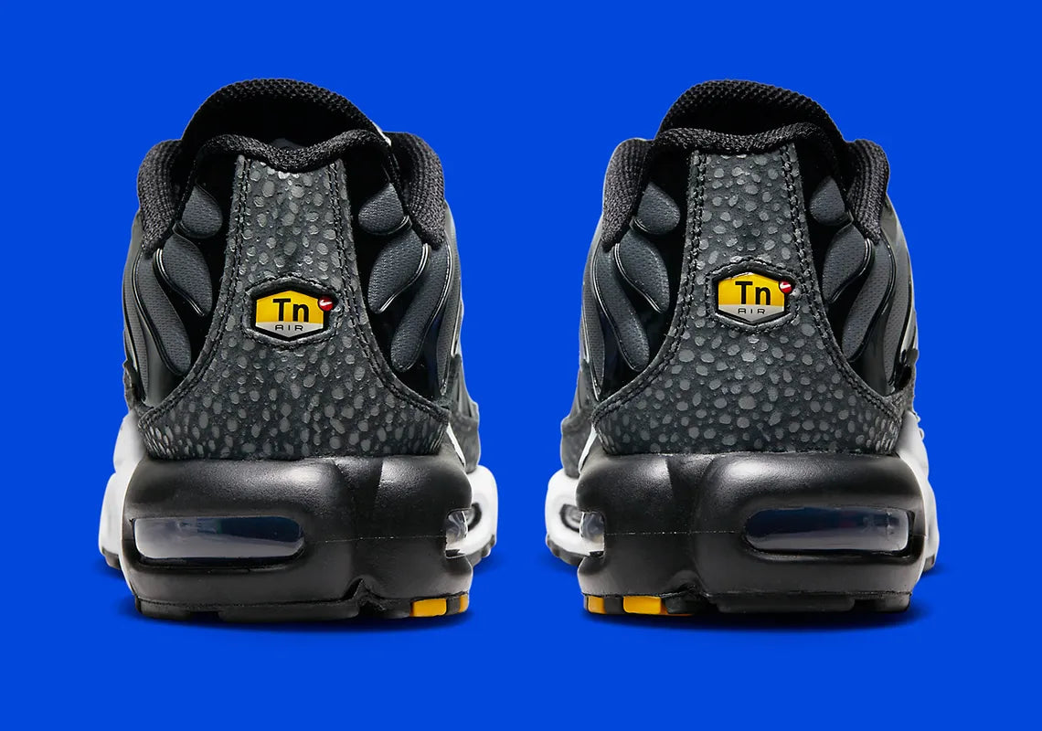 Nike Air Max Plus Kiss My Airs Metallic Silver, sneaker Nike TN argentée avec cage ondulée, détails Kiss My Airs et unités Tuned Air visibles.