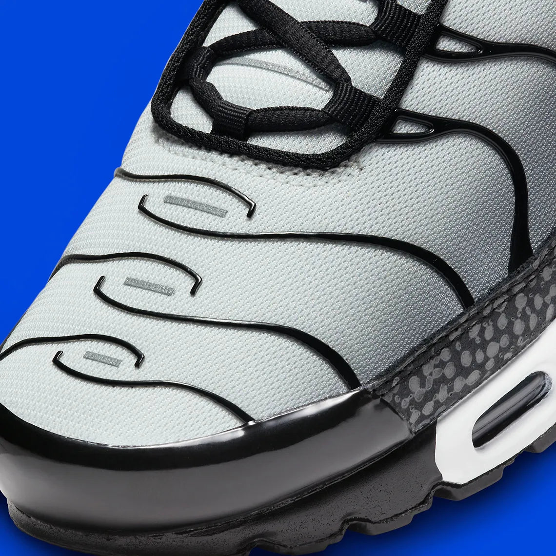 Nike Air Max Plus Kiss My Airs Metallic Silver, sneaker Nike TN argentée avec cage ondulée, détails Kiss My Airs et unités Tuned Air visibles.
