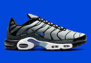 Nike Air Max Plus Kiss My Airs Metallic Silver, sneaker Nike TN argentée avec cage ondulée, détails Kiss My Airs et unités Tuned Air visibles.
