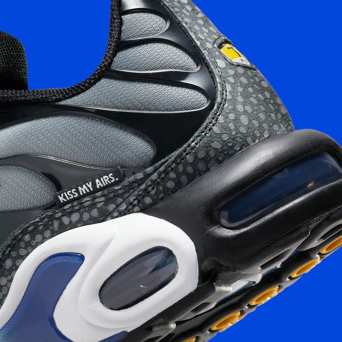 Nike Air Max Plus Kiss My Airs Metallic Silver, sneaker Nike TN argentée avec cage ondulée, détails Kiss My Airs et unités Tuned Air visibles.