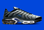 Nike Air Max Plus Kiss My Airs Metallic Silver, sneaker Nike TN argentée avec cage ondulée, détails Kiss My Airs et unités Tuned Air visibles.