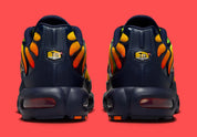 chaussure nike tn, nike air max plus coloré, semelle confortable, vue de derrière du talon, logo tn 