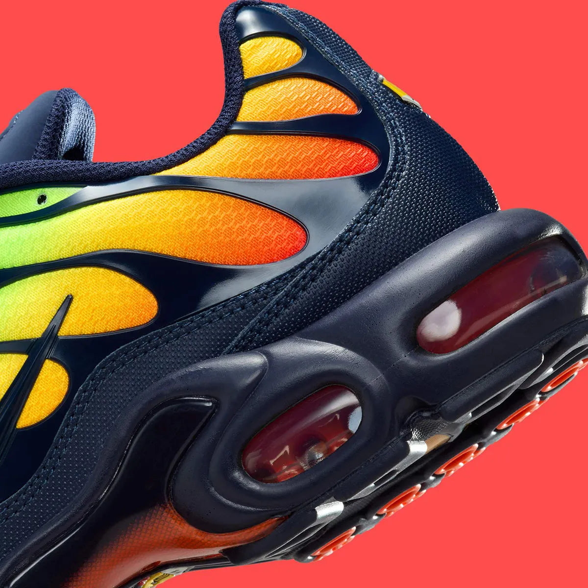 chaussure nike tn, nike air max plus coloré, semelle confortable, vue de coté du talon 