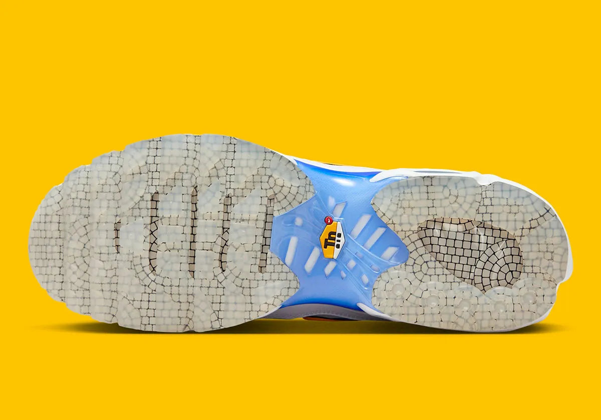 Sneaker Nike Air Max Plus Lisboa blanche avec motifs bleus azulejo en mesh et semelle Tuned Air iconique