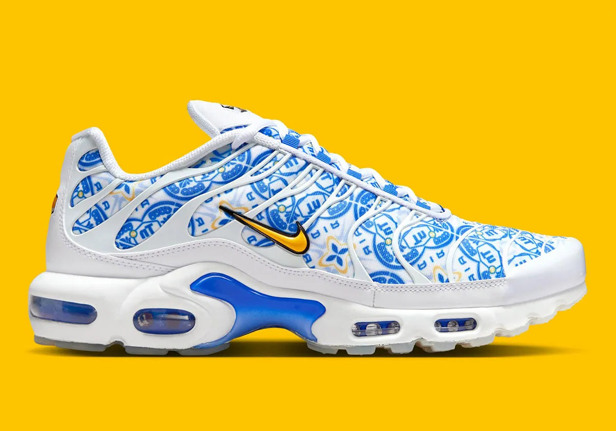 Sneaker Nike Air Max Plus Lisboa blanche avec motifs bleus azulejo en mesh et semelle Tuned Air iconique