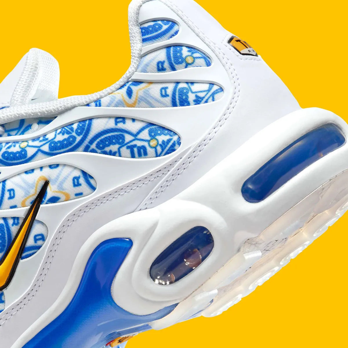 Sneaker Nike Air Max Plus Lisboa blanche avec motifs bleus azulejo en mesh et semelle Tuned Air iconique