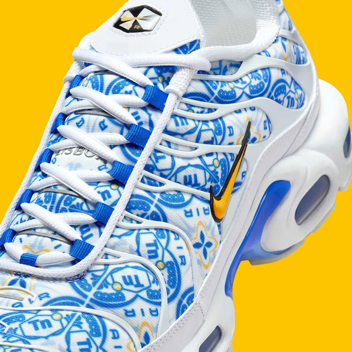 Sneaker Nike Air Max Plus Lisboa blanche avec motifs bleus azulejo en mesh et semelle Tuned Air iconique