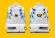 Sneaker Nike Air Max Plus Lisboa blanche avec motifs bleus azulejo en mesh et semelle Tuned Air iconique