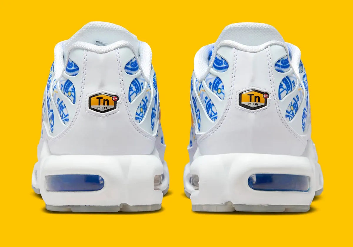 Sneaker Nike Air Max Plus Lisboa blanche avec motifs bleus azulejo en mesh et semelle Tuned Air iconique