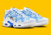 Sneaker Nike Air Max Plus Lisboa blanche avec motifs bleus azulejo en mesh et semelle Tuned Air iconique