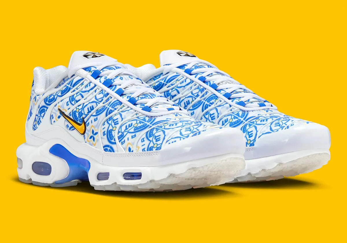 Sneaker Nike Air Max Plus Lisboa blanche avec motifs bleus azulejo en mesh et semelle Tuned Air iconique