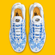 Sneaker Nike Air Max Plus Lisboa blanche avec motifs bleus azulejo en mesh et semelle Tuned Air iconique