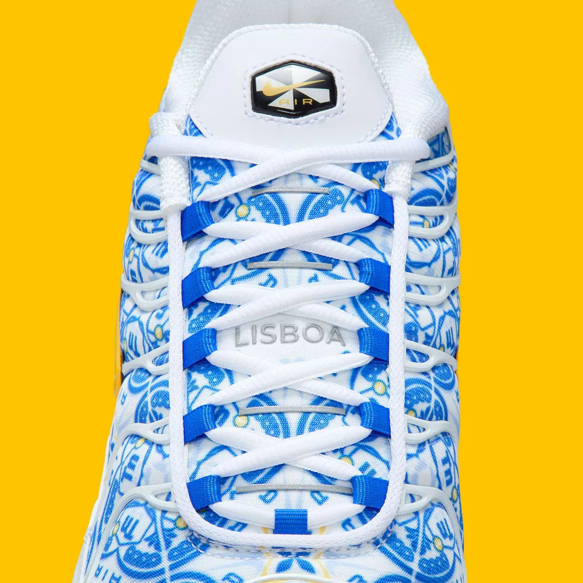 Sneaker Nike Air Max Plus Lisboa blanche avec motifs bleus azulejo en mesh et semelle Tuned Air iconique