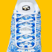 Sneaker Nike Air Max Plus Lisboa blanche avec motifs bleus azulejo en mesh et semelle Tuned Air iconique