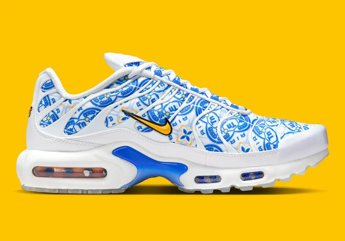 Sneaker Nike Air Max Plus Lisboa blanche avec motifs bleus azulejo en mesh et semelle Tuned Air iconique
