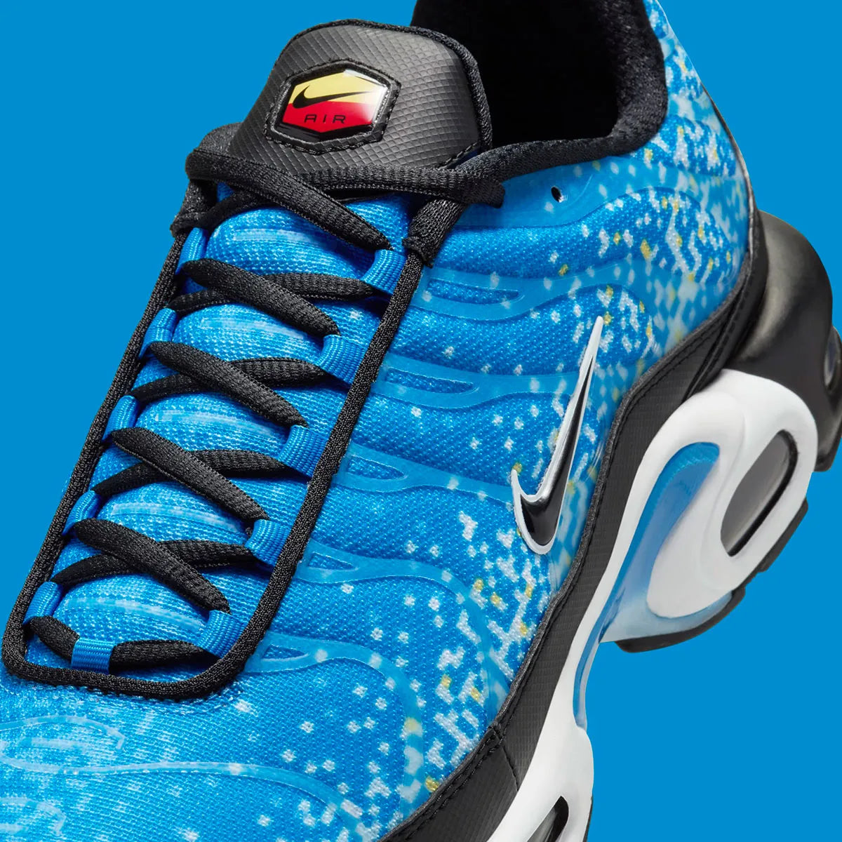 Image de la Nike Air Max Plus Naples, sneaker TN en mesh dégradé bleu, orange et jaune doré, avec cages TPU ondulées, mini Swoosh contrasté et amorti Tuned Air