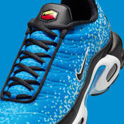 Image de la Nike Air Max Plus Naples, sneaker TN en mesh dégradé bleu, orange et jaune doré, avec cages TPU ondulées, mini Swoosh contrasté et amorti Tuned Air