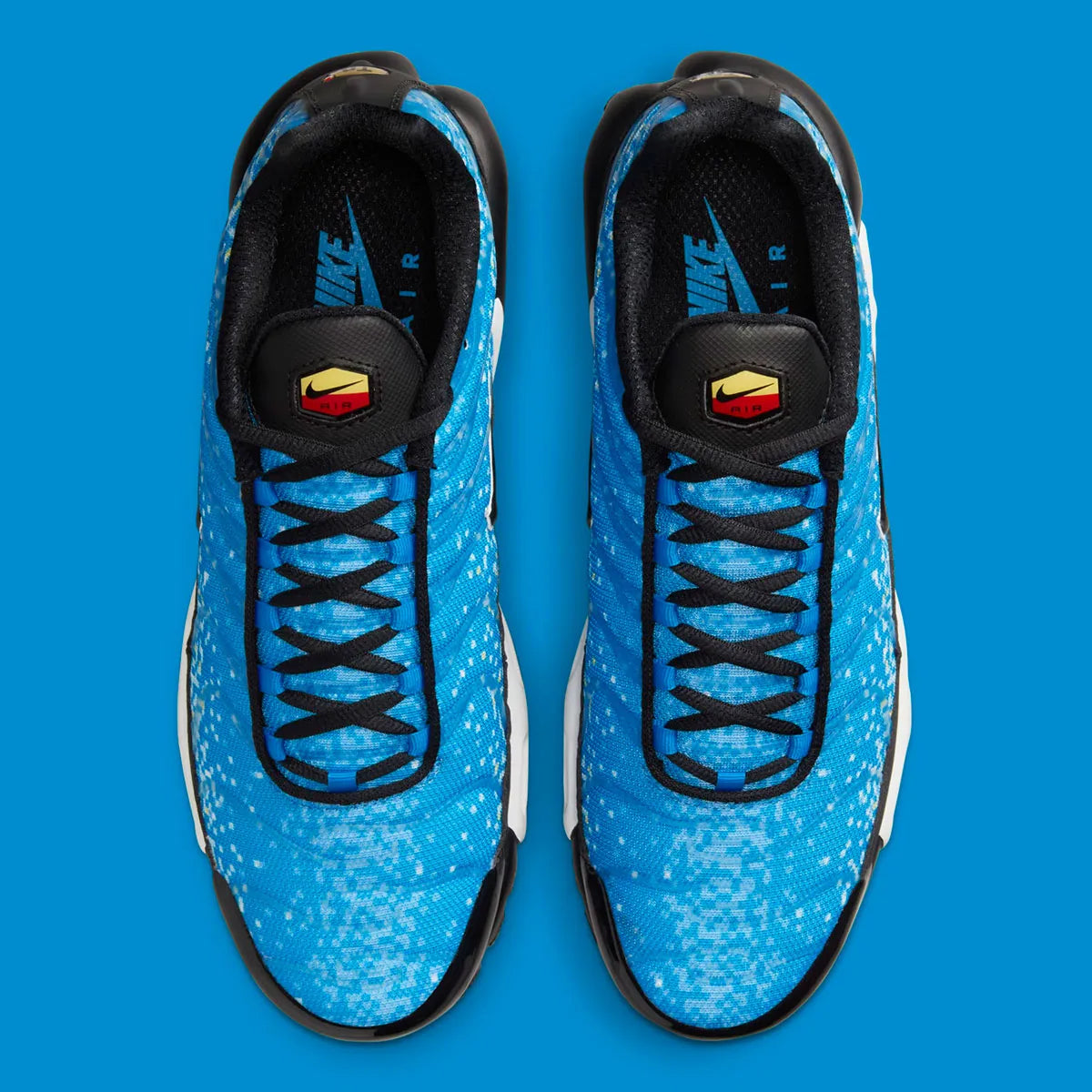 Image de la Nike Air Max Plus Naples, sneaker TN en mesh dégradé bleu, orange et jaune doré, avec cages TPU ondulées, mini Swoosh contrasté et amorti Tuned Air