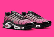 Image de la Nike Air Max Plus “All Day”, sneaker mesh dégradé rose/rouge « Sunset Pulse » avec cages TPU noires ondulées, bulles Tuned Air visibles, silhouette TN modernisée. Vue de profil