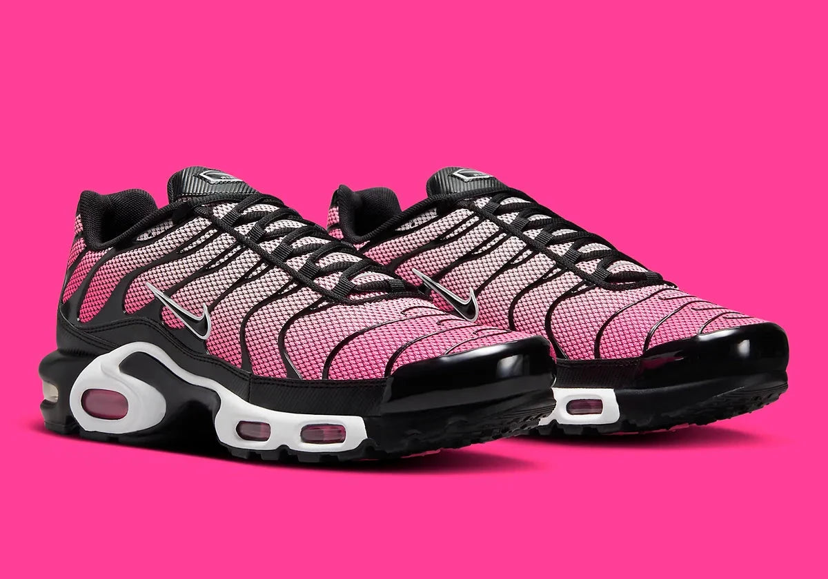 Image de la Nike Air Max Plus “All Day”, sneaker mesh dégradé rose/rouge « Sunset Pulse » avec cages TPU noires ondulées, bulles Tuned Air visibles, silhouette TN modernisée. Vue de profil