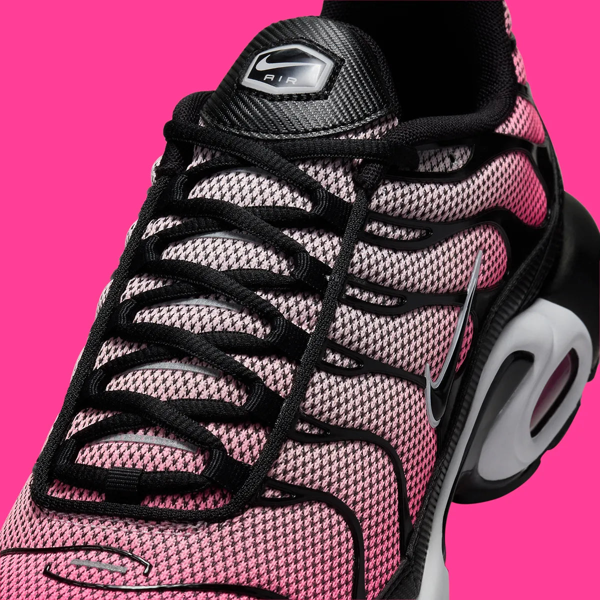 Image de la Nike Air Max Plus “All Day”, sneaker mesh dégradé rose/rouge « Sunset Pulse » avec cages TPU noires ondulées, bulles Tuned Air visibles, silhouette TN modernisée. Vue zoomer avant