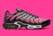 Image de la Nike Air Max Plus “All Day”, sneaker mesh dégradé rose/rouge « Sunset Pulse » avec cages TPU noires ondulées, bulles Tuned Air visibles, silhouette TN modernisée.. Vue de coté