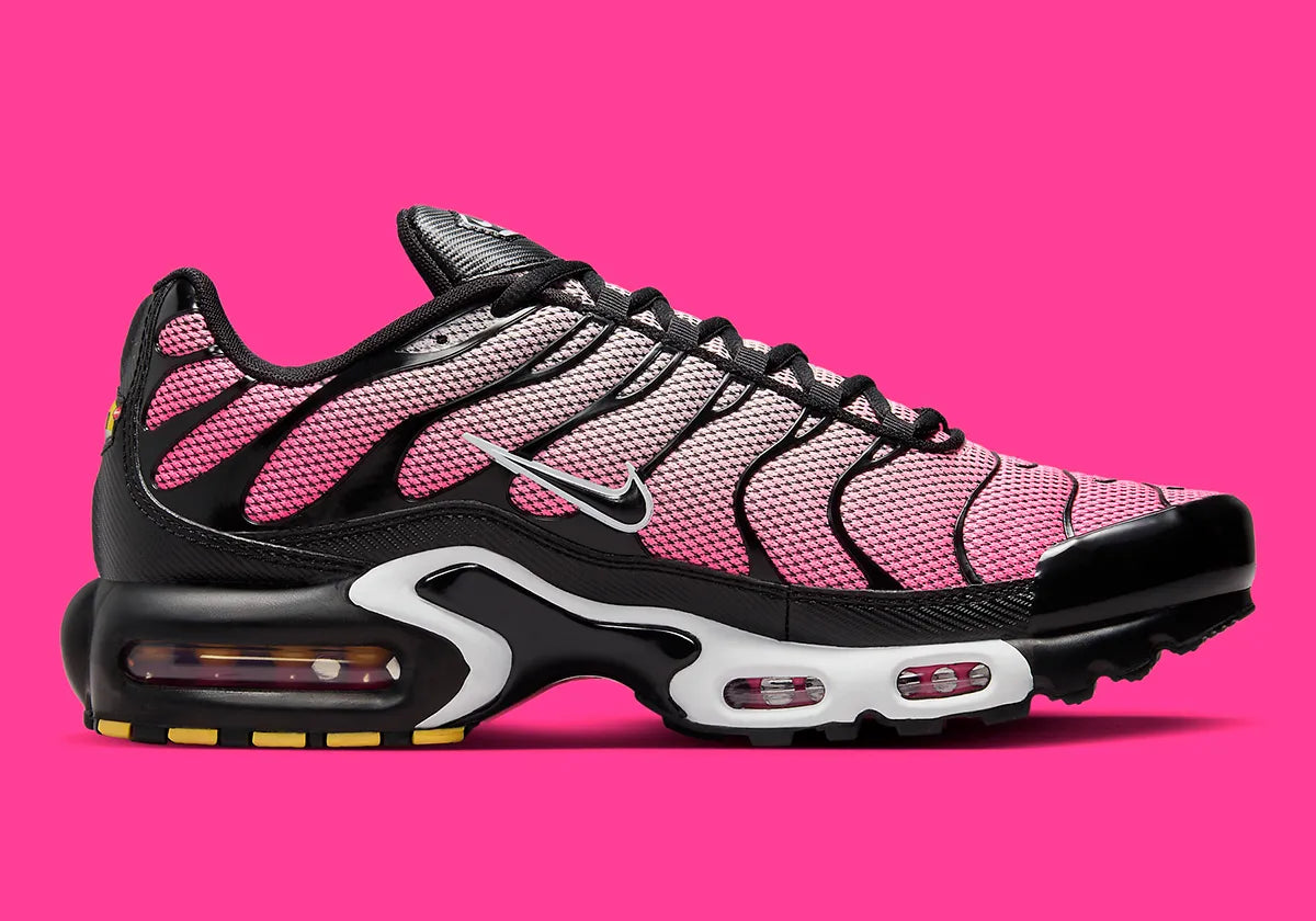 Image de la Nike Air Max Plus “All Day”, sneaker mesh dégradé rose/rouge « Sunset Pulse » avec cages TPU noires ondulées, bulles Tuned Air visibles, silhouette TN modernisée.. Vue de coté