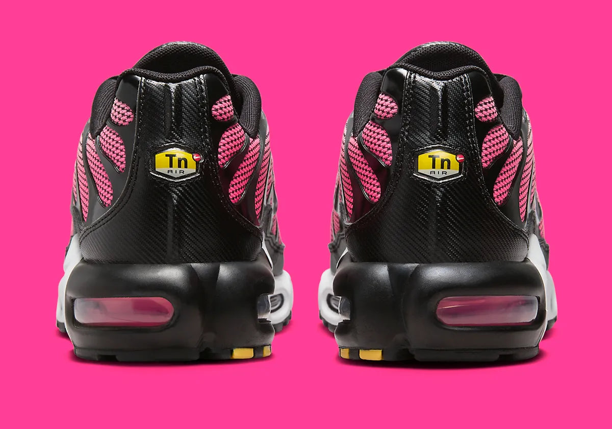 Image de la Nike Air Max Plus “All Day”, sneaker mesh dégradé rose/rouge « Sunset Pulse » avec cages TPU noires ondulées, bulles Tuned Air visibles, silhouette TN modernisée. Vue arriére 