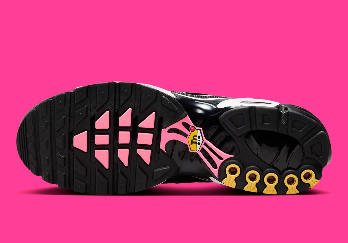 Image de la Nike Air Max Plus “All Day”, sneaker mesh dégradé rose/rouge « Sunset Pulse » avec cages TPU noires ondulées, bulles Tuned Air visibles, silhouette TN modernisée. Vue de la semelle 