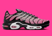Image de la Nike Air Max Plus “All Day”, sneaker mesh dégradé rose/rouge « Sunset Pulse » avec cages TPU noires ondulées, bulles Tuned Air visibles, silhouette TN modernisée. Vue de coté