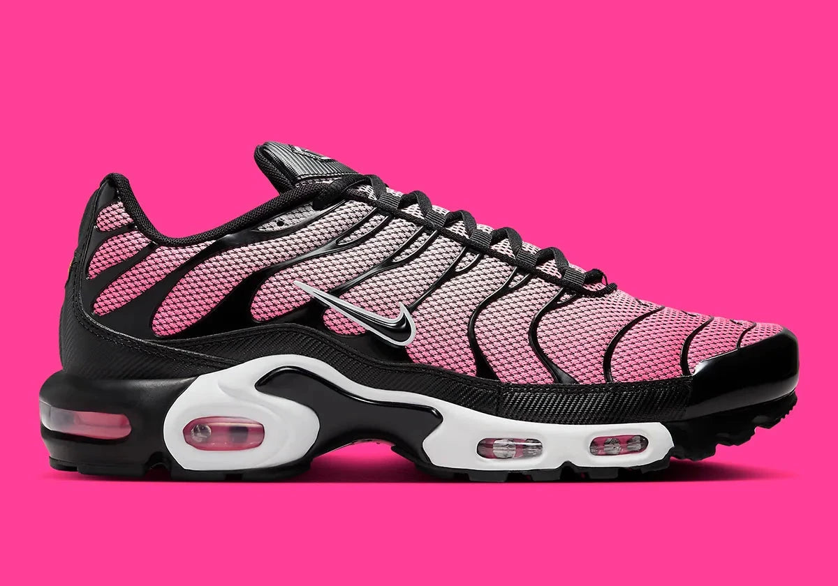 Image de la Nike Air Max Plus “All Day”, sneaker mesh dégradé rose/rouge « Sunset Pulse » avec cages TPU noires ondulées, bulles Tuned Air visibles, silhouette TN modernisée. Vue de coté