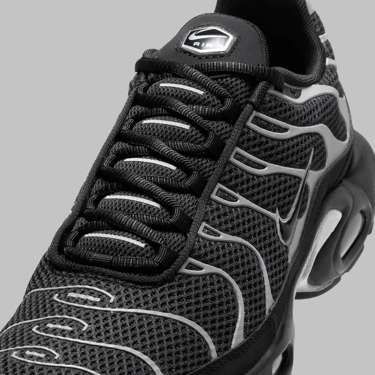 Sneakers Nike Air Max Plus Premium noires avec détails Reflective Silver en mesh technique et cage TPU avec amorti Tuned Air visible