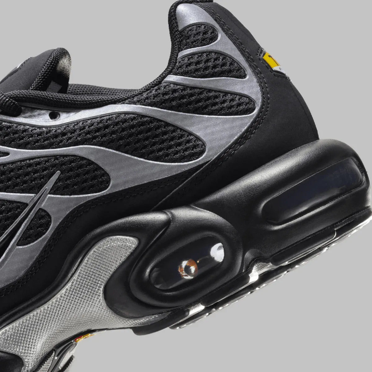 Sneakers Nike Air Max Plus Premium noires avec détails Reflective Silver en mesh technique et cage TPU avec amorti Tuned Air visible
