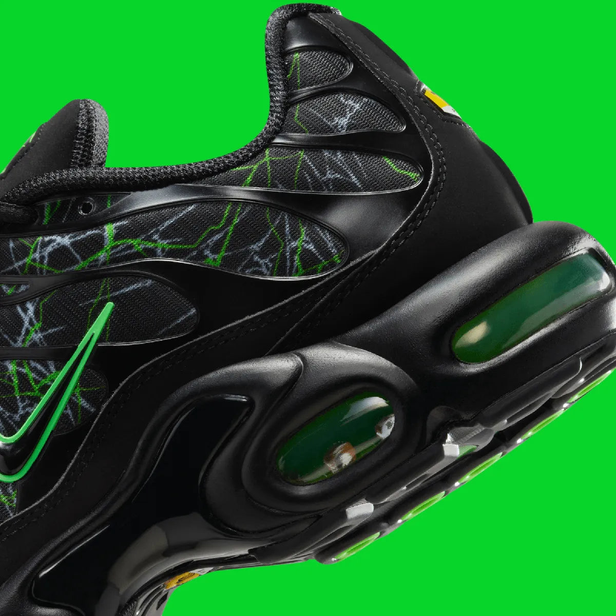 La Nike Air Max Plus Shattered Glass associe une tige noire à motif effet verre brisé et la technologie Tuned Air, pour un style percutant et iconique
