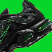 La Nike Air Max Plus Shattered Glass associe une tige noire à motif effet verre brisé et la technologie Tuned Air, pour un style percutant et iconique