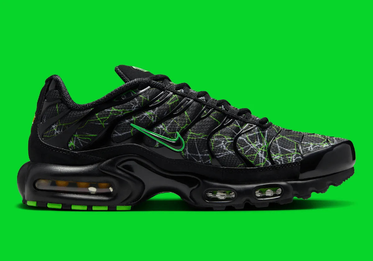 La Nike Air Max Plus Shattered Glass associe une tige noire à motif effet verre brisé et la technologie Tuned Air, pour un style percutant et iconique