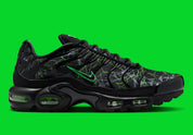 La Nike Air Max Plus Shattered Glass associe une tige noire à motif effet verre brisé et la technologie Tuned Air, pour un style percutant et iconique
