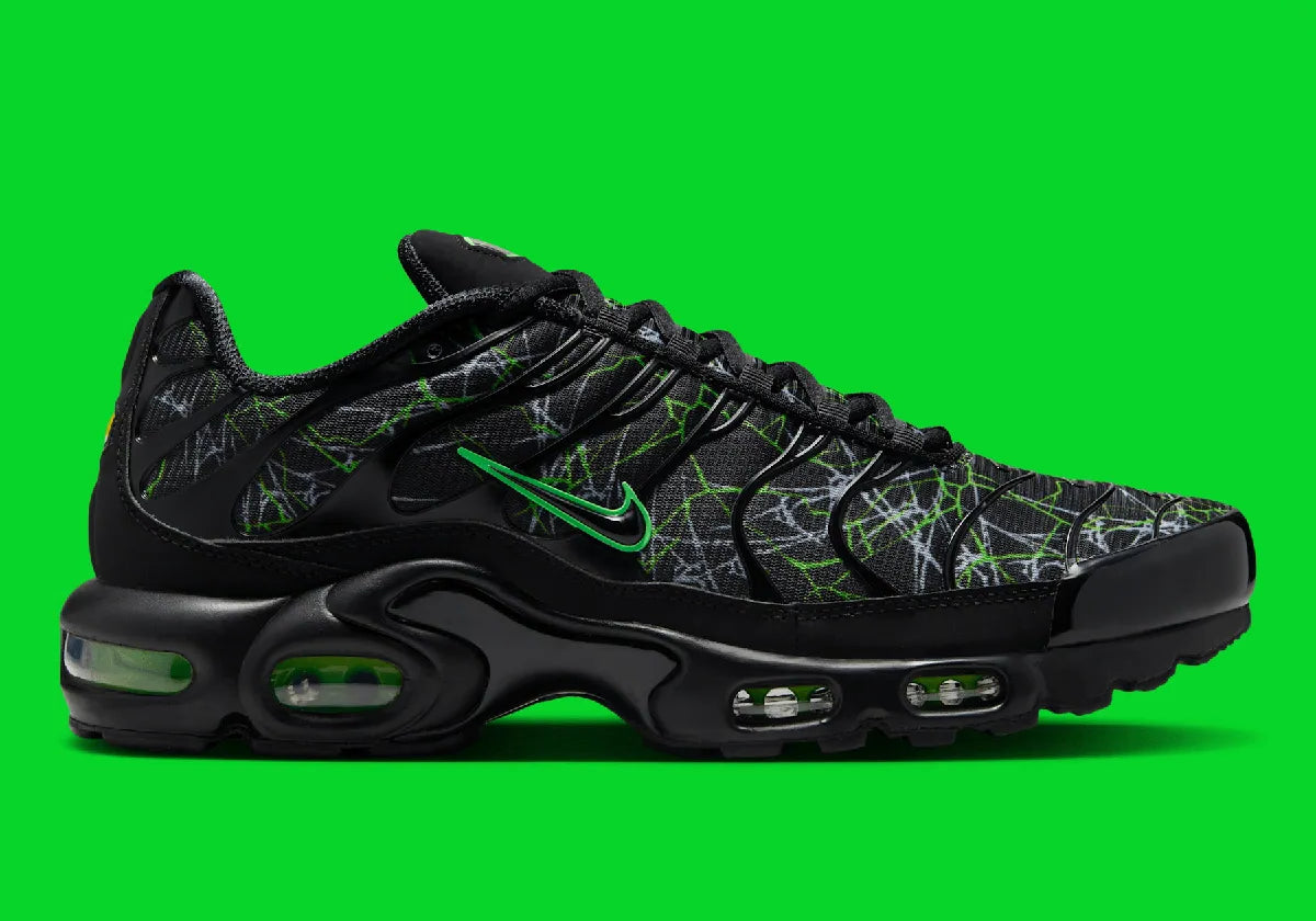 La Nike Air Max Plus Shattered Glass associe une tige noire à motif effet verre brisé et la technologie Tuned Air, pour un style percutant et iconique