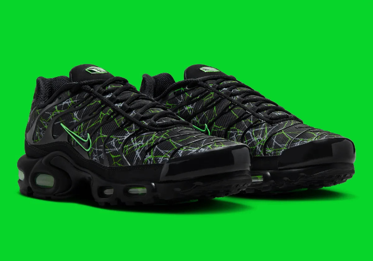 La Nike Air Max Plus Shattered Glass associe une tige noire à motif effet verre brisé et la technologie Tuned Air, pour un style percutant et iconique