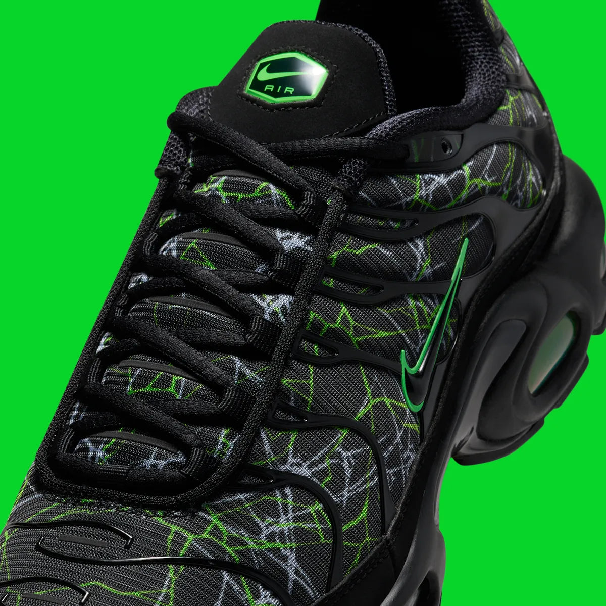 La Nike Air Max Plus Shattered Glass associe une tige noire à motif effet verre brisé et la technologie Tuned Air, pour un style percutant et iconique