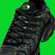 La Nike Air Max Plus Shattered Glass associe une tige noire à motif effet verre brisé et la technologie Tuned Air, pour un style percutant et iconique