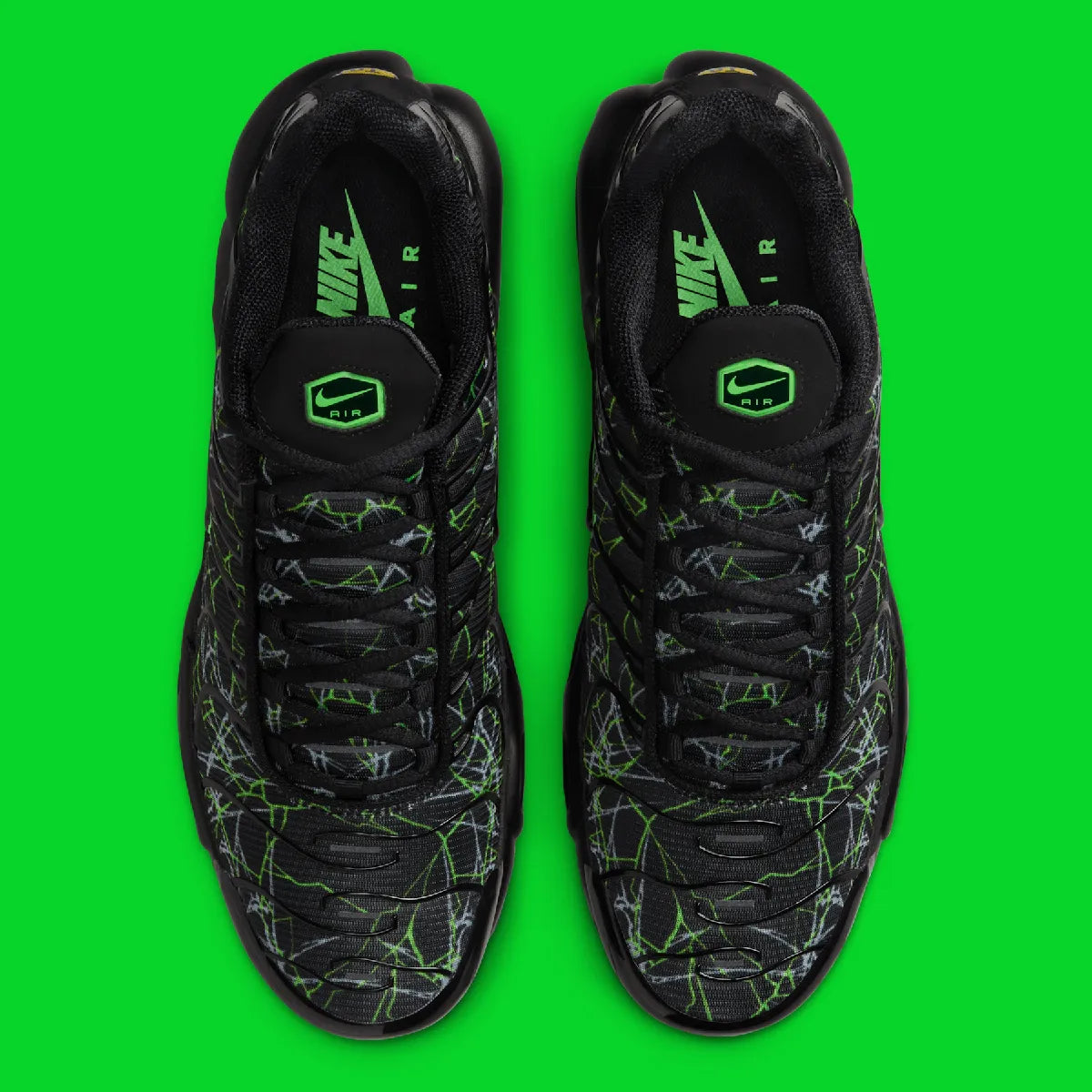 La Nike Air Max Plus Shattered Glass associe une tige noire à motif effet verre brisé et la technologie Tuned Air, pour un style percutant et iconique