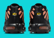nike air max plus coloré été, nike, tn, chaussure confortable, semelle avec bulle d'air, vu de derrière du talon, logo tn 